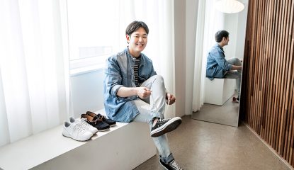 현장 근무를 마치고 본사로 복귀해 출근룩이 신경 쓰이기 시작한 외주팀 김동혁 주니어 프로와 함께 다양한 데님 스타일에 도전해 본다.