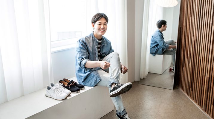 현장 근무를 마치고 본사로 복귀해 출근룩이 신경 쓰이기 시작한 외주팀 김동혁 주니어 프로와 함께 다양한 데님 스타일에 도전해 본다.