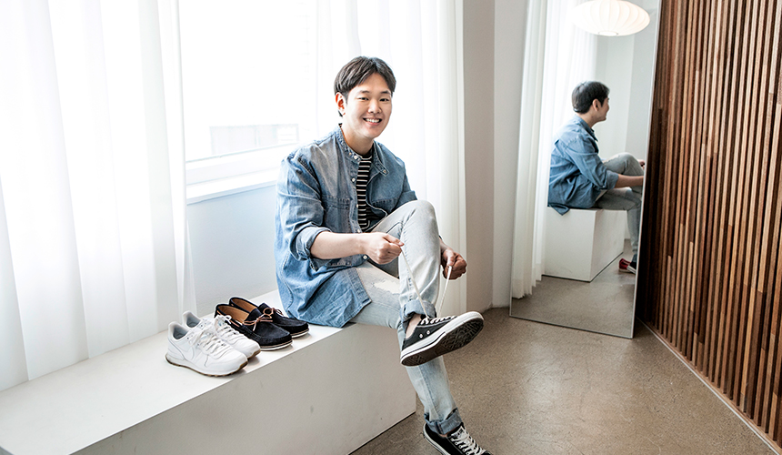 현장 근무를 마치고 본사로 복귀해 출근룩이 신경 쓰이기 시작한 외주팀 김동혁 주니어 프로와 함께 다양한 데님 스타일에 도전해 본다.