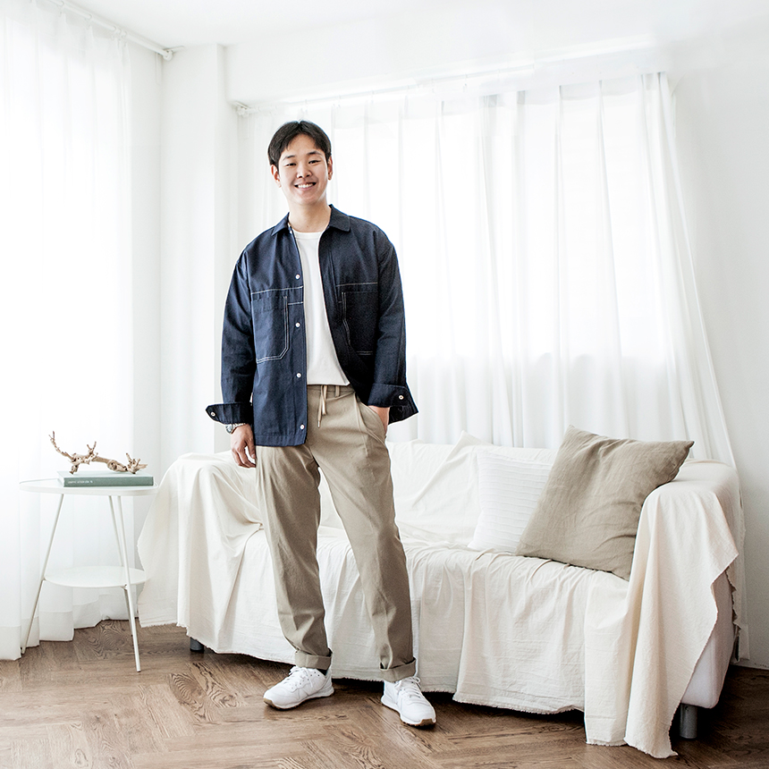 현장 근무를 마치고 본사로 복귀해 출근룩이 신경 쓰이기 시작한 외주팀 김동혁 주니어 프로와 함께 다양한 데님 스타일에 도전해 본다.