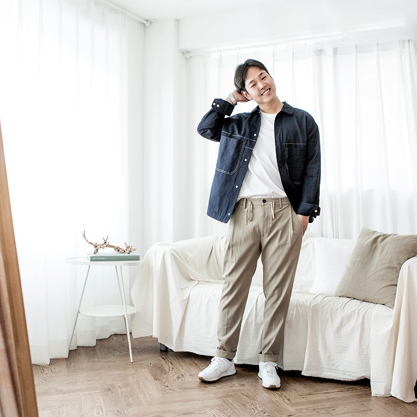 현장 근무를 마치고 본사로 복귀해 출근룩이 신경 쓰이기 시작한 외주팀 김동혁 주니어 프로와 함께 다양한 데님 스타일에 도전해 본다.