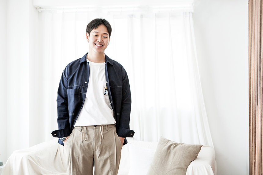 현장 근무를 마치고 본사로 복귀해 출근룩이 신경 쓰이기 시작한 외주팀 김동혁 주니어 프로와 함께 다양한 데님 스타일에 도전해 본다.