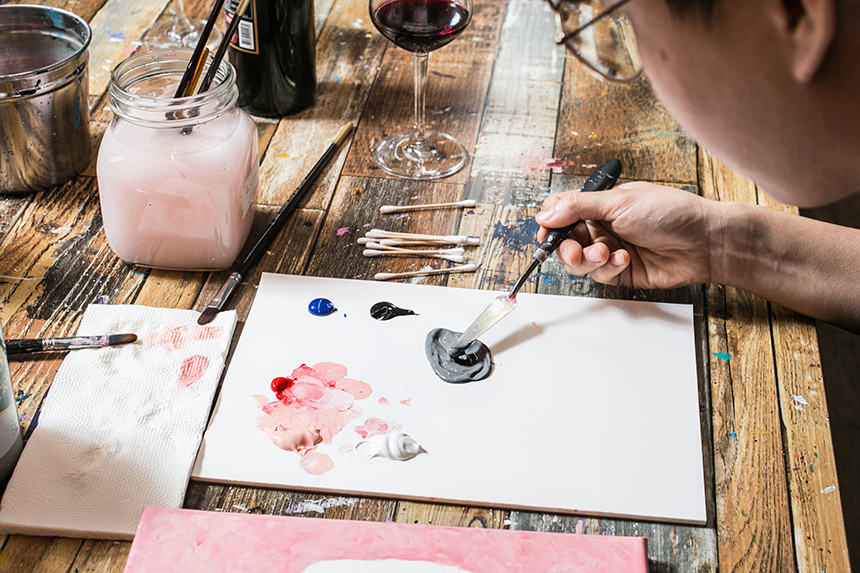 예비 신부에게 선물할 요량으로 팝아트 초상화 그리기에 도전한 이종현 주니어프로. 처음 접하는 팝아트 초상화였지만 정성을 다해 결혼사진을 근사한 팝아트로 완성했다.