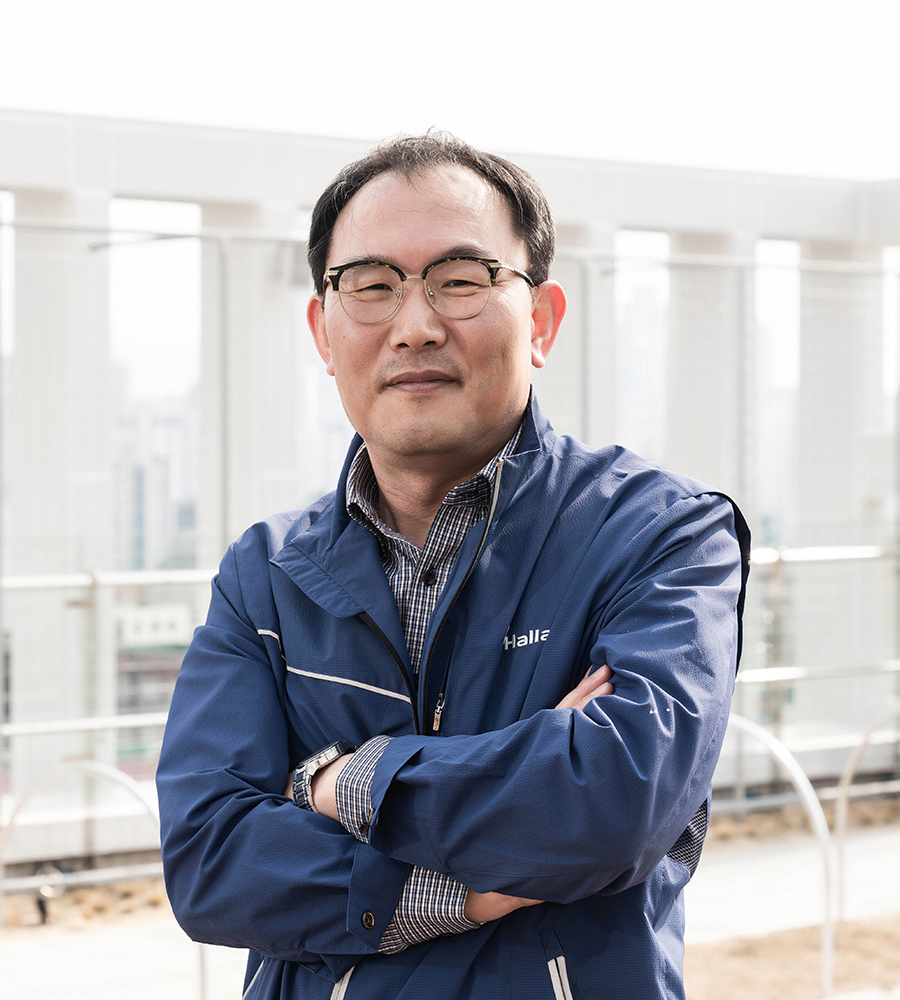 현대백화점 그룹 신사옥이 오는 2020년 4월 17일부터 입주를 시작한다. 도심지에서 안전하고 완벽한 품질의 건물을 짓기 위해 쏟아부은 기술력과 노력의 결과물은 많은 이들의 찬사를 받고 있다.