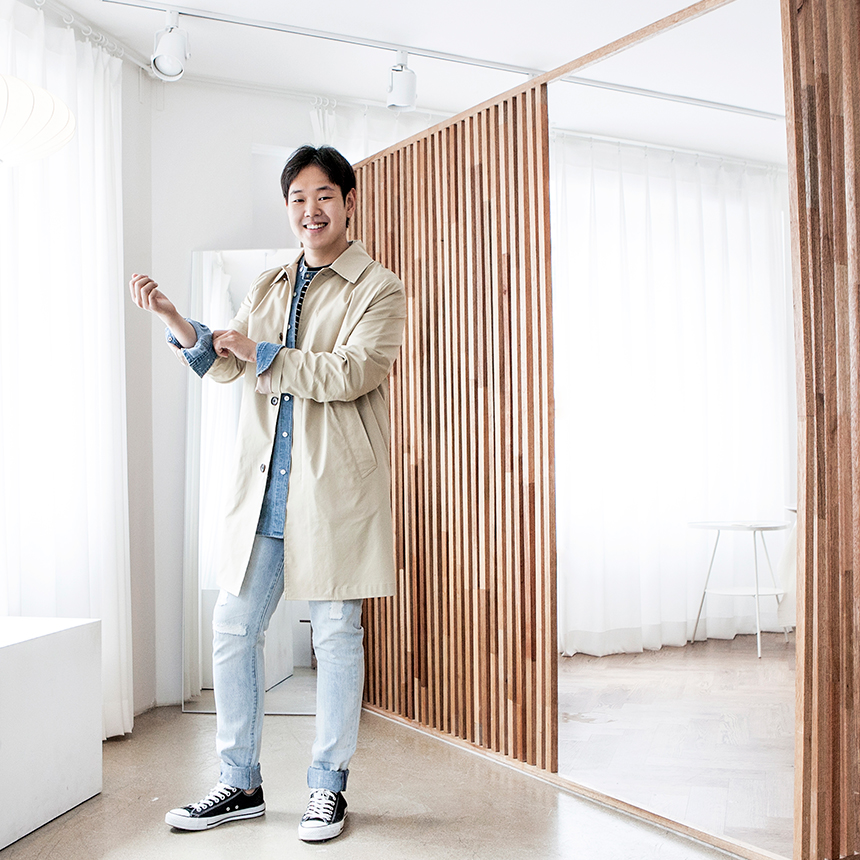 현장 근무를 마치고 본사로 복귀해 출근룩이 신경 쓰이기 시작한 외주팀 김동혁 주니어 프로와 함께 다양한 데님 스타일에 도전해 본다.