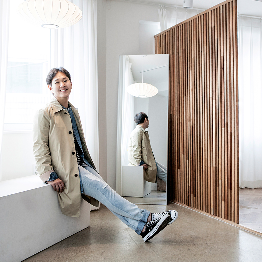 현장 근무를 마치고 본사로 복귀해 출근룩이 신경 쓰이기 시작한 외주팀 김동혁 주니어 프로와 함께 다양한 데님 스타일에 도전해 본다.