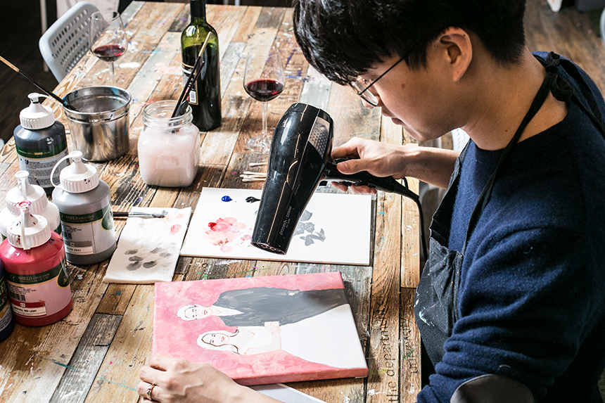 예비 신부에게 선물할 요량으로 팝아트 초상화 그리기에 도전한 이종현 주니어프로. 처음 접하는 팝아트 초상화였지만 정성을 다해 결혼사진을 근사한 팝아트로 완성했다.