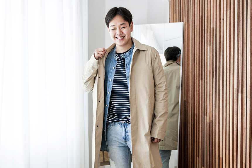 현장 근무를 마치고 본사로 복귀해 출근룩이 신경 쓰이기 시작한 외주팀 김동혁 주니어 프로와 함께 다양한 데님 스타일에 도전해 본다.