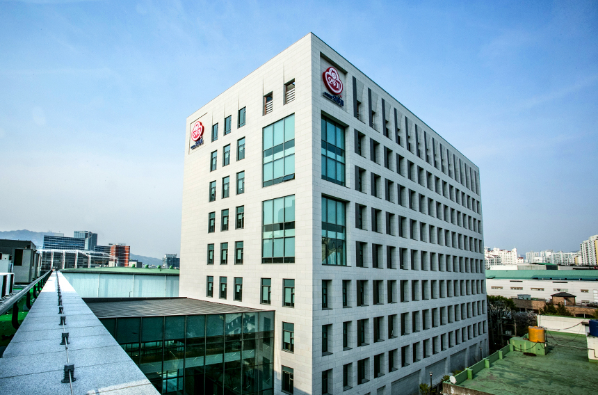 한라가 수주한 약 407억 원(VAT 포함) 규모의 오뚜기 중앙연구소 증축 및 리모델링 공사가 26개월간의 대장정을 무사히 마쳤다.