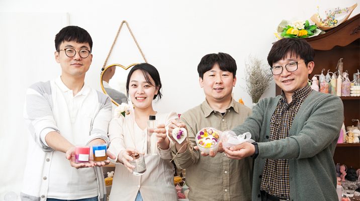 이번 한라 클래스는 캔들 공방에서 이뤄졌다. 저마다의 취향에 따라 소이 캔들, 왁스 타블렛, 디퓨저 중에서 아이템을 선택해 배우는 시간이었다.