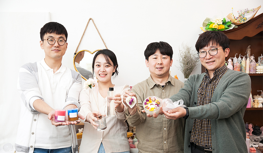 이번 한라 클래스는 캔들 공방에서 이뤄졌다. 저마다의 취향에 따라 소이 캔들, 왁스 타블렛, 디퓨저 중에서 아이템을 선택해 배우는 시간이었다.