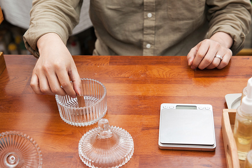 이번 한라 클래스는 캔들 공방에서 이뤄졌다. 저마다의 취향에 따라 소이 캔들, 왁스 타블렛, 디퓨저 중에서 아이템을 선택해 배우는 시간이었다.
