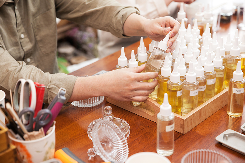 이번 한라 클래스는 캔들 공방에서 이뤄졌다. 저마다의 취향에 따라 소이 캔들, 왁스 타블렛, 디퓨저 중에서 아이템을 선택해 배우는 시간이었다.