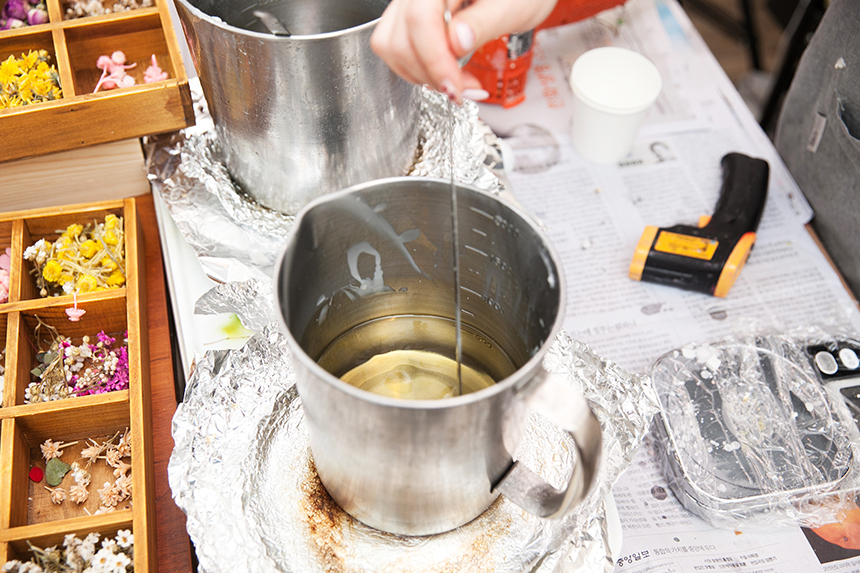 이번 한라 클래스는 캔들 공방에서 이뤄졌다. 저마다의 취향에 따라 소이 캔들, 왁스 타블렛, 디퓨저 중에서 아이템을 선택해 배우는 시간이었다.