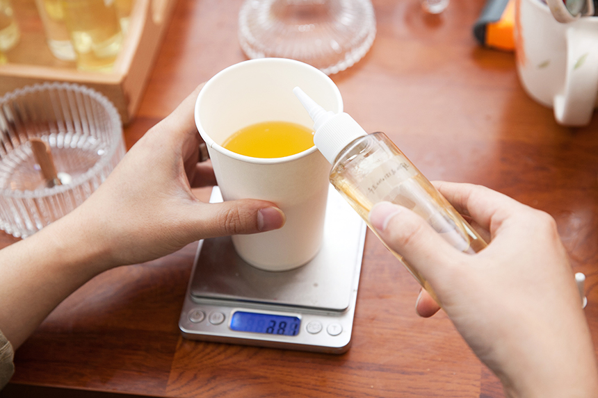 이번 한라 클래스는 캔들 공방에서 이뤄졌다. 저마다의 취향에 따라 소이 캔들, 왁스 타블렛, 디퓨저 중에서 아이템을 선택해 배우는 시간이었다.