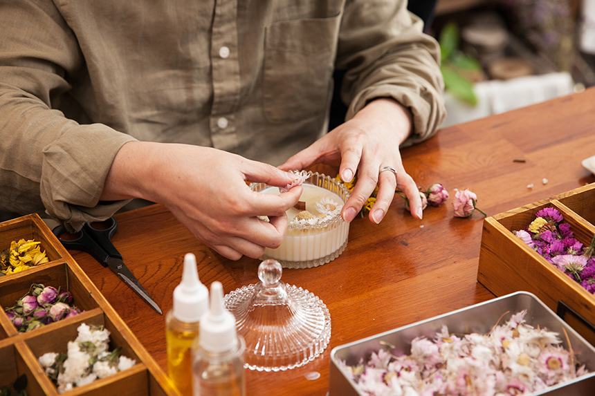 이번 한라 클래스는 캔들 공방에서 이뤄졌다. 저마다의 취향에 따라 소이 캔들, 왁스 타블렛, 디퓨저 중에서 아이템을 선택해 배우는 시간이었다.