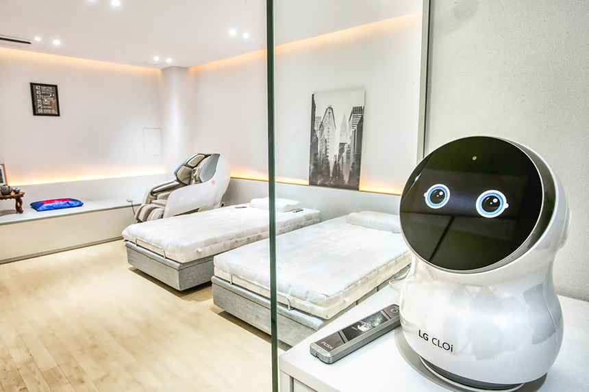 인공지능 로봇과 IOT 시스템, 통합관제 시스템 기술을 융합해 신개념 스마트 빌딩 솔루션을 제공하는 엑사로보틱스. 스마트 빌딩 세계화라는 비전 아래 4차 산업 시대의 최첨단 빌딩 관리로 비용 절감은 물론 비접촉 스마트 빌딩 시대를 열어간다.