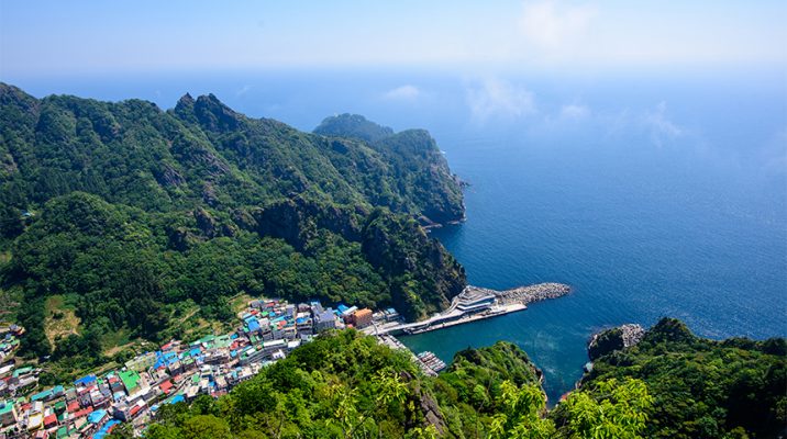 코로나19와 긴 장마에 지친 안쓰러운 나와 우리를 위한 2박3일간의 잊지 못할 여행. 산과 바다를 품은 신비의 섬으로 떠나자.