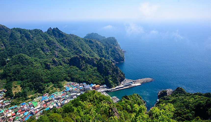 코로나19와 긴 장마에 지친 안쓰러운 나와 우리를 위한 2박3일간의 잊지 못할 여행. 산과 바다를 품은 신비의 섬으로 떠나자.