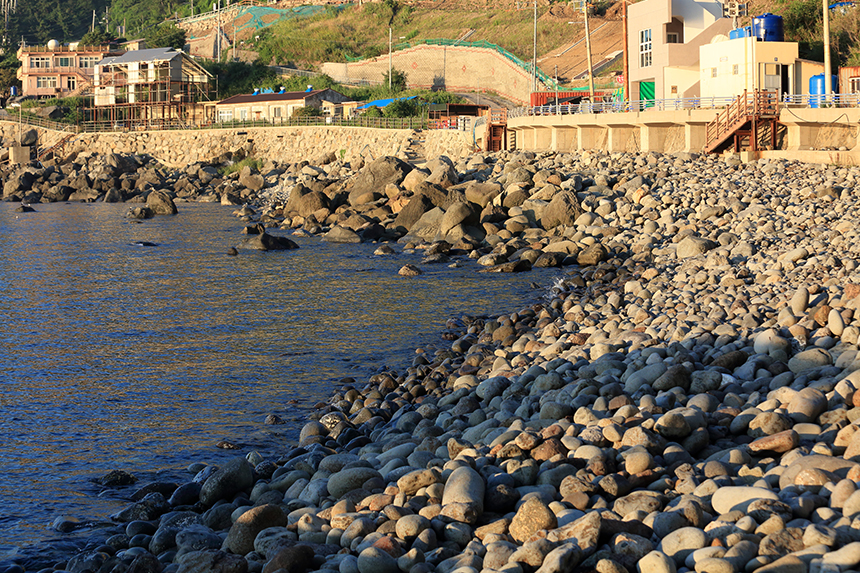 코로나19와 긴 장마에 지친 안쓰러운 나와 우리를 위한 2박3일간의 잊지 못할 여행. 산과 바다를 품은 신비의 섬으로 떠나자.