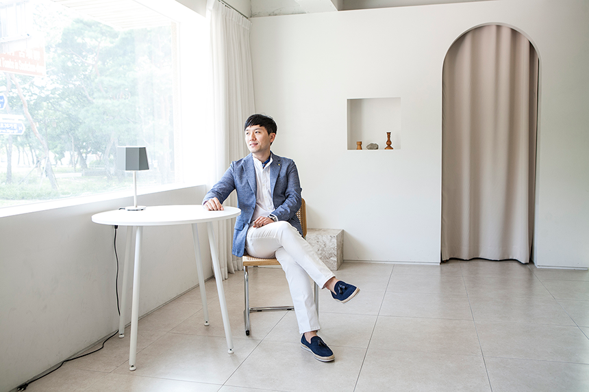 멀리 떠나기보다는 한곳에 머무르는 휴가, 즉 스테이케이션(Stay+Vacation)을 즐기려는 사람이 많다. 호텔에서 여유와 휴식을 즐기는 호캉스도 스테이케이션의 일종. 인프라사업관리팀 한승민 프로와 함께 호캉스 코디네이션에 도전해 본다.