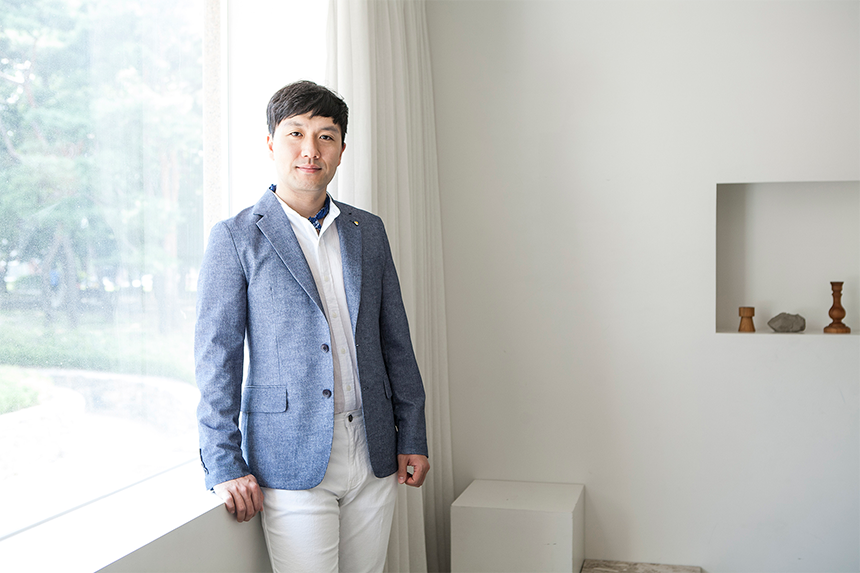 멀리 떠나기보다는 한곳에 머무르는 휴가, 즉 스테이케이션(Stay+Vacation)을 즐기려는 사람이 많다. 호텔에서 여유와 휴식을 즐기는 호캉스도 스테이케이션의 일종. 인프라사업관리팀 한승민 프로와 함께 호캉스 코디네이션에 도전해 본다.