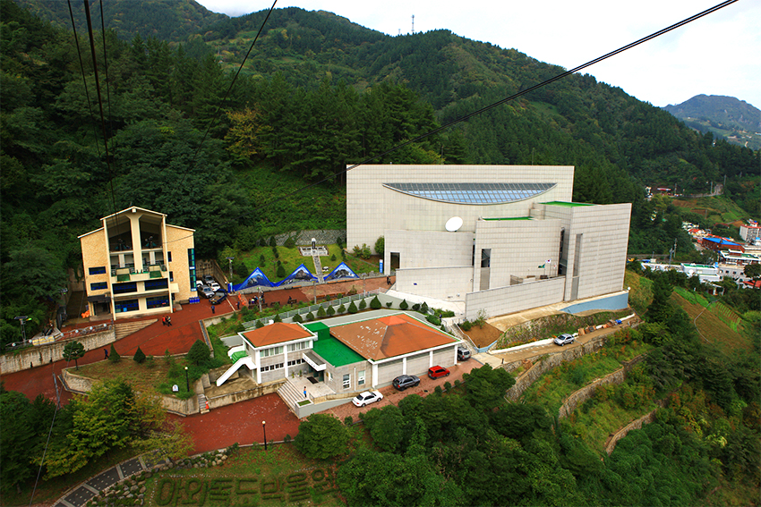 코로나19와 긴 장마에 지친 안쓰러운 나와 우리를 위한 2박3일간의 잊지 못할 여행. 산과 바다를 품은 신비의 섬으로 떠나자.