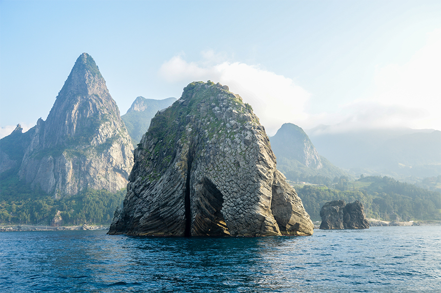 코로나19와 긴 장마에 지친 안쓰러운 나와 우리를 위한 2박3일간의 잊지 못할 여행. 산과 바다를 품은 신비의 섬으로 떠나자.