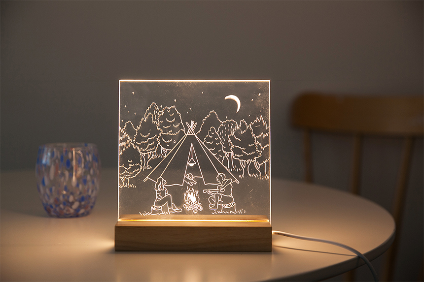 내가 머무는 공간마저 지루해졌다면 수작업의 묘미를 경험할 수 있는 아크릴 무드등 만들기를 추천! 마음을 따뜻하게 비추는 은은한 불빛이 낭만적인 밤을 선물한다.