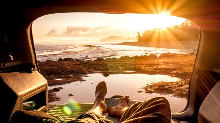 사회적 거리두기를 실천하면서 여행을 신나는 모험으로 바꾸는 신박한 경험, 차박 캠핑을 통해 만끽해 보자.