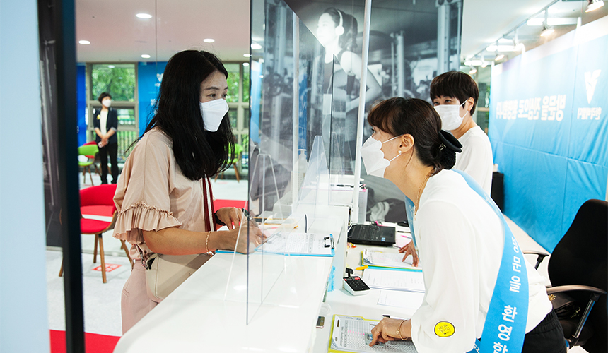 지난 9월 5~6일 이틀간 경상남도 김해에 위치한 김해 한라비발디 센트럴파크에서 입주자 사전점검 행사가 열렸다. 이번 행사는 한라가 개발한 모바일 하자관리 시스템을 사전점검에 적용한 첫 사례라 의미가 크다.