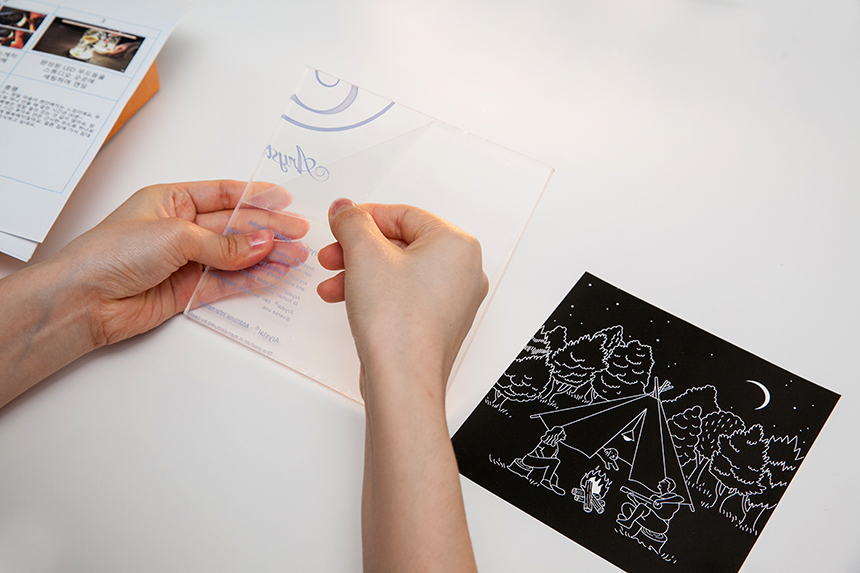 내가 머무는 공간마저 지루해졌다면 수작업의 묘미를 경험할 수 있는 아크릴 무드등 만들기를 추천! 마음을 따뜻하게 비추는 은은한 불빛이 낭만적인 밤을 선물한다.