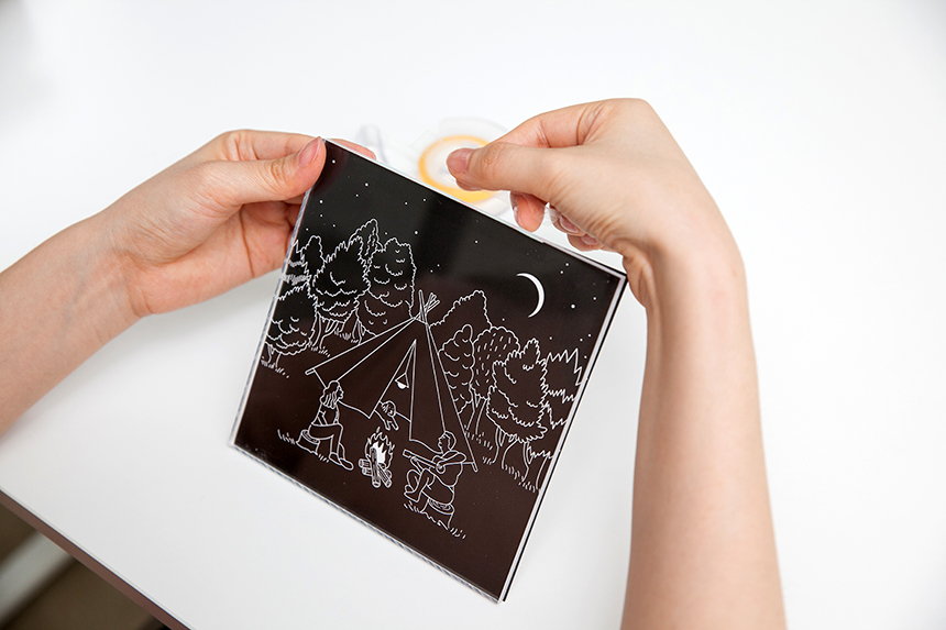 내가 머무는 공간마저 지루해졌다면 수작업의 묘미를 경험할 수 있는 아크릴 무드등 만들기를 추천! 마음을 따뜻하게 비추는 은은한 불빛이 낭만적인 밤을 선물한다.