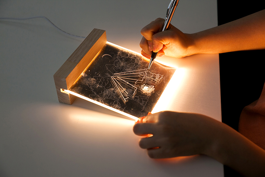 내가 머무는 공간마저 지루해졌다면 수작업의 묘미를 경험할 수 있는 아크릴 무드등 만들기를 추천! 마음을 따뜻하게 비추는 은은한 불빛이 낭만적인 밤을 선물한다.