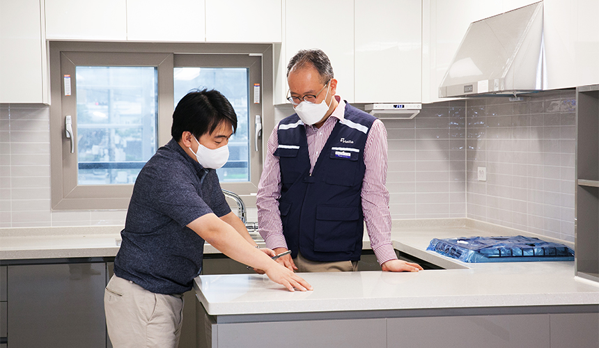 지난 9월 5~6일 이틀간 경상남도 김해에 위치한 김해 한라비발디 센트럴파크에서 입주자 사전점검 행사가 열렸다. 이번 행사는 한라가 개발한 모바일 하자관리 시스템을 사전점검에 적용한 첫 사례라 의미가 크다.