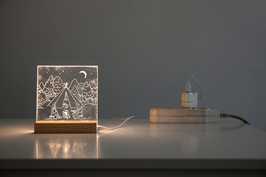 내가 머무는 공간마저 지루해졌다면 수작업의 묘미를 경험할 수 있는 아크릴 무드등 만들기를 추천! 마음을 따뜻하게 비추는 은은한 불빛이 낭만적인 밤을 선물한다.