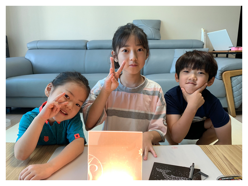 내가 머무는 공간마저 지루해졌다면 수작업의 묘미를 경험할 수 있는 아크릴 무드등 만들기를 추천! 마음을 따뜻하게 비추는 은은한 불빛이 낭만적인 밤을 선물한다.