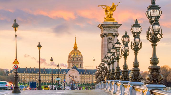 아름다운 풍경과 예술, 패션이 어우러지는 프랑스 파리. 그곳으로 훌쩍 떠나고 싶지만 팬데믹 시대 우리의 발은 묶이고 말았다. 센 강을 거닐고 노천 카페에서 차 한 잔을 마시는 여행의 소소함 즐거움이 그립다면? 여행 플랫폼 마이리얼트립의 랜선 투어 프로그램을 통해 한라인들과 함께 떠나는 랜선 투어.