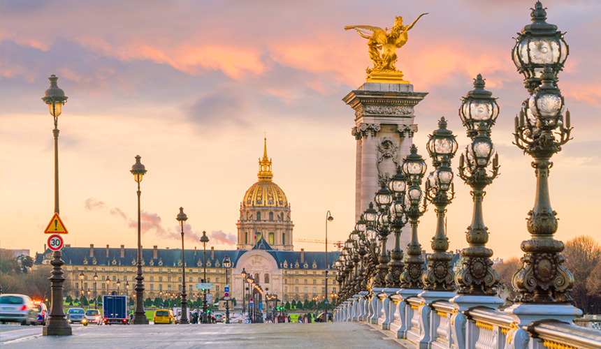 아름다운 풍경과 예술, 패션이 어우러지는 프랑스 파리. 그곳으로 훌쩍 떠나고 싶지만 팬데믹 시대 우리의 발은 묶이고 말았다. 센 강을 거닐고 노천 카페에서 차 한 잔을 마시는 여행의 소소함 즐거움이 그립다면? 여행 플랫폼 마이리얼트립의 랜선 투어 프로그램을 통해 한라인들과 함께 떠나는 랜선 투어.