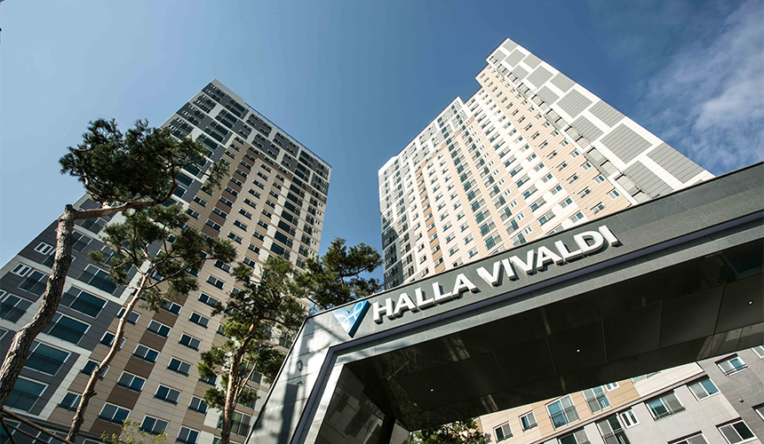 한라가 아파트 건설 이력에 뜻깊은 기록을 남기게 됐다. 2018년 6월 착공 이후 부산경남지역의 많은 기대와 주목을 받아온 김해 해반천 한라비발디가 오는 11월 입주를 앞두고 있다. 회사의 첫 번째 지역주택조합 아파트를 준공한 김해북부현장으로 찾아가본다.