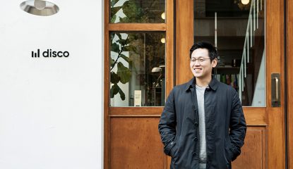매일 아파트 가격을 이야기하지만, 막상 부동산에 대한 궁금증이 생기면 물어볼 데가 마땅치 않다. 풍문이라도 들을 수 있으면 다행이고, 결국 동네 부동산 업소를 찾아다니며 발품을 팔아야 한다. 지난밤 스마트폰으로 주문한 물건이 새벽에 배송되는 시대, 유독 변화가 느린 분야가 있다면 부동산이 아닐까. 프롭테크 스타트업 ‘디스코’는 여전히 발품에 의존해야 하는 부동산 시장의 후진적 시스템을 개선한다는 방향성을 가지고 창업했다.