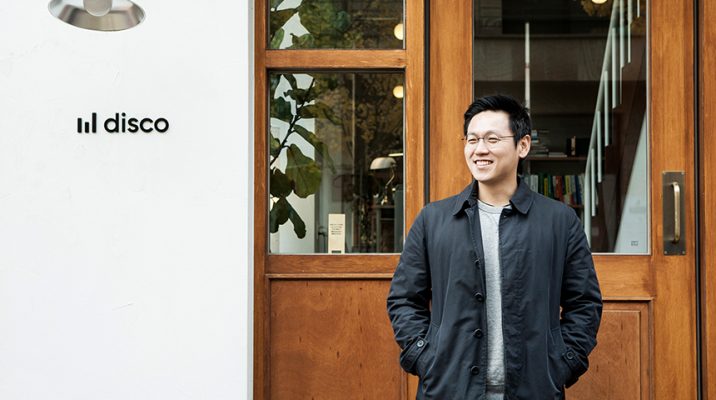 매일 아파트 가격을 이야기하지만, 막상 부동산에 대한 궁금증이 생기면 물어볼 데가 마땅치 않다. 풍문이라도 들을 수 있으면 다행이고, 결국 동네 부동산 업소를 찾아다니며 발품을 팔아야 한다. 지난밤 스마트폰으로 주문한 물건이 새벽에 배송되는 시대, 유독 변화가 느린 분야가 있다면 부동산이 아닐까. 프롭테크 스타트업 ‘디스코’는 여전히 발품에 의존해야 하는 부동산 시장의 후진적 시스템을 개선한다는 방향성을 가지고 창업했다.