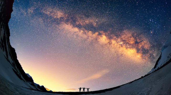 도시의 화려한 야경도 아름답지만 어두운 밤하늘을 수놓은 별빛 아래에 서면 연신 감탄사만 이어질 뿐. 현대인의 메마른 마음은 대자연의 품 안에서 촉촉한 감성으로 젖어든다. 별 하나, 별 둘 헤아리며 낭만에 빠지는 초겨울밤의 이벤트 ‘별보기’.