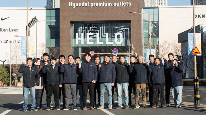 한라가 쇼핑과 예술이 어우러지는 현대프리미엄아울렛 스페이스원(SPACE1) 공사를 최고의 품질로 완성했다. 짧은 공기와 코로나19와 장마로 인한 환경적 어려움까지 겹친 현장의 악조건을 이겨내고 프로젝트를 완수했다. 한라의 시공 노하우가 완성한 프리미엄아울렛의 ‘끝판왕’을 소개한다.