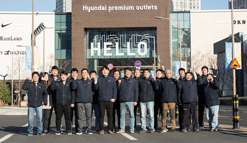 한라가 쇼핑과 예술이 어우러지는 현대프리미엄아울렛 스페이스원(SPACE1) 공사를 최고의 품질로 완성했다. 짧은 공기와 코로나19와 장마로 인한 환경적 어려움까지 겹친 현장의 악조건을 이겨내고 프로젝트를 완수했다. 한라의 시공 노하우가 완성한 프리미엄아울렛의 ‘끝판왕’을 소개한다.