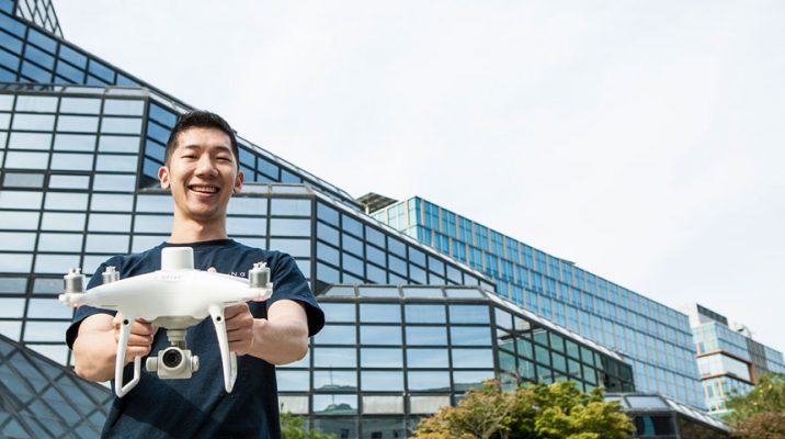 한라가 쇼핑과 예술이 어우러지는 현대프리미엄아울렛 스페이스원(SPACE1) 공사를 최고의 품질로 완성했다. 짧은 공기와 코로나19와 장마로 인한 환경적 어려움까지 겹친 현장의 악조건을 이겨내고 프로젝트를 완수했다. 한라의 시공 노하우가 완성한 프리미엄아울렛의 ‘끝판왕’을 소개한다.