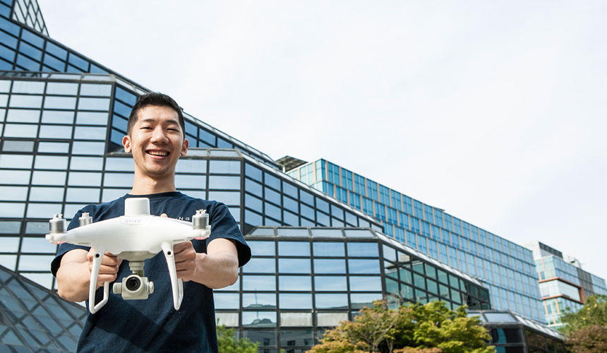 한라가 쇼핑과 예술이 어우러지는 현대프리미엄아울렛 스페이스원(SPACE1) 공사를 최고의 품질로 완성했다. 짧은 공기와 코로나19와 장마로 인한 환경적 어려움까지 겹친 현장의 악조건을 이겨내고 프로젝트를 완수했다. 한라의 시공 노하우가 완성한 프리미엄아울렛의 ‘끝판왕’을 소개한다.