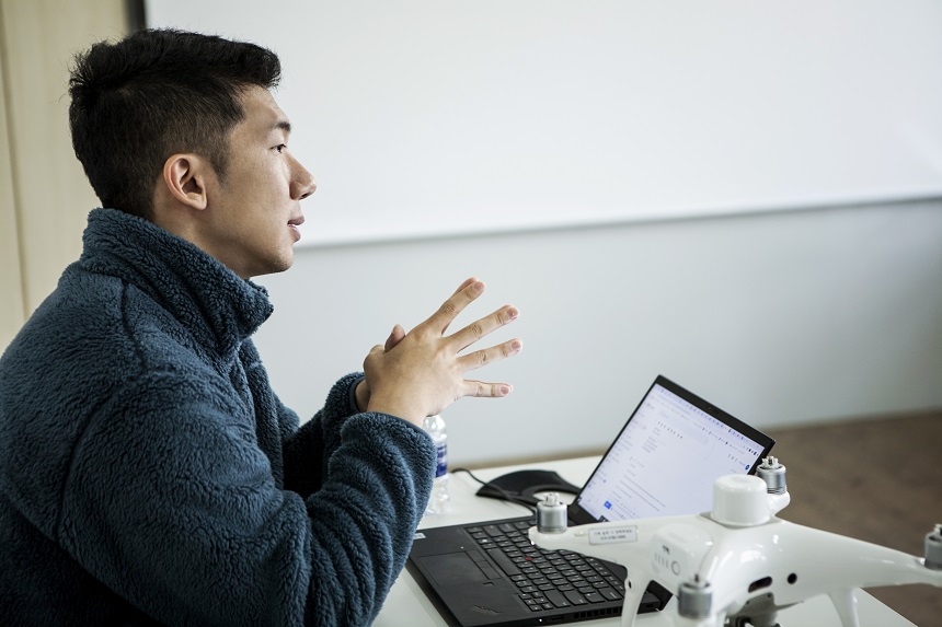 기술은 사람을 위해 존재하지만, 그 기술을 활용해 취득한 정보를 더욱 가치 있게 활용하는 것은 결국 사람의 몫이다. 국내 최초 콘테크 스타트업 엔젤스윙은 드론으로 얻은 데이터를 더욱 가치 있는 정보로 활용하도록 돕는 드론 데이터 솔루션을 제공한다. 혁신 기술로 사회와 산업 문제를 해결한다는 미션 아래 활동하는 벤처기업의 날갯짓은 건설 현장에 혁신을 이끌고 있다