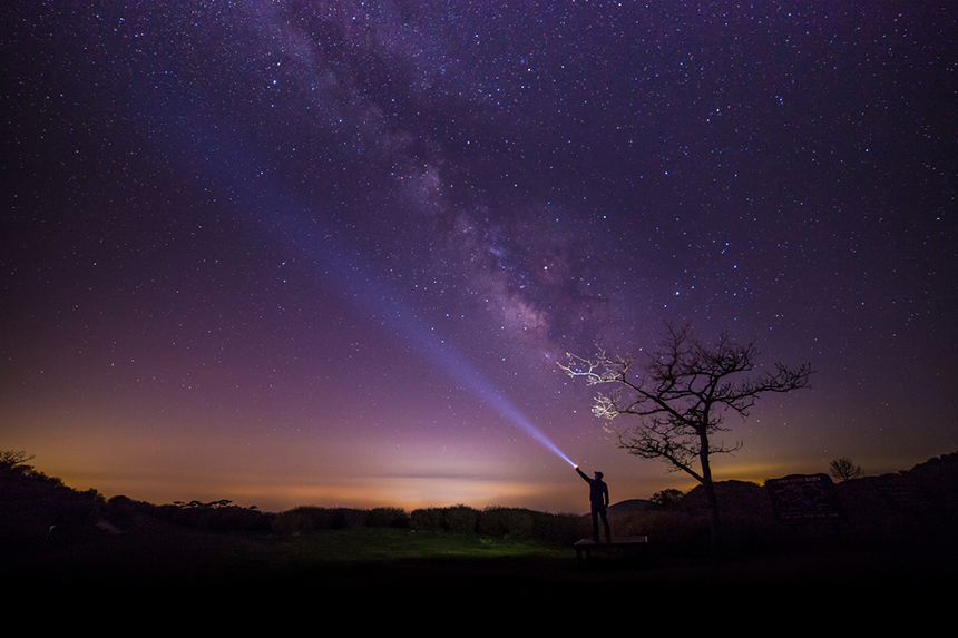 도시의 화려한 야경도 아름답지만 어두운 밤하늘을 수놓은 별빛 아래에 서면 연신 감탄사만 이어질 뿐. 현대인의 메마른 마음은 대자연의 품 안에서 촉촉한 감성으로 젖어든다. 별 하나, 별 둘 헤아리며 낭만에 빠지는 초겨울밤의 이벤트 ‘별보기’.