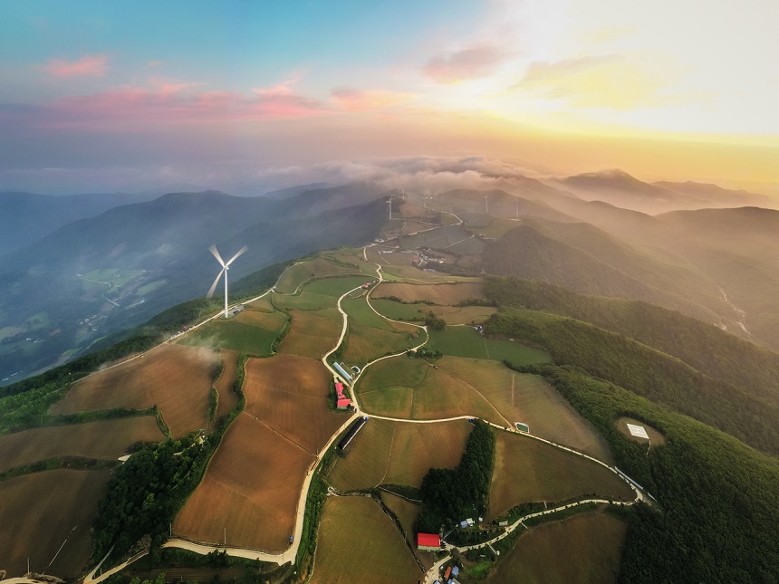 도시의 화려한 야경도 아름답지만 어두운 밤하늘을 수놓은 별빛 아래에 서면 연신 감탄사만 이어질 뿐. 현대인의 메마른 마음은 대자연의 품 안에서 촉촉한 감성으로 젖어든다. 별 하나, 별 둘 헤아리며 낭만에 빠지는 초겨울밤의 이벤트 ‘별보기’.